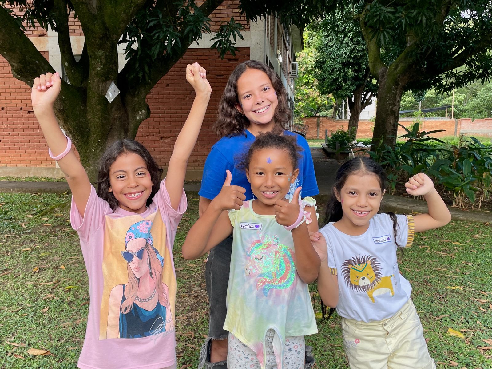 Niñas de EnCasa Kids sonriendo al aire libre
