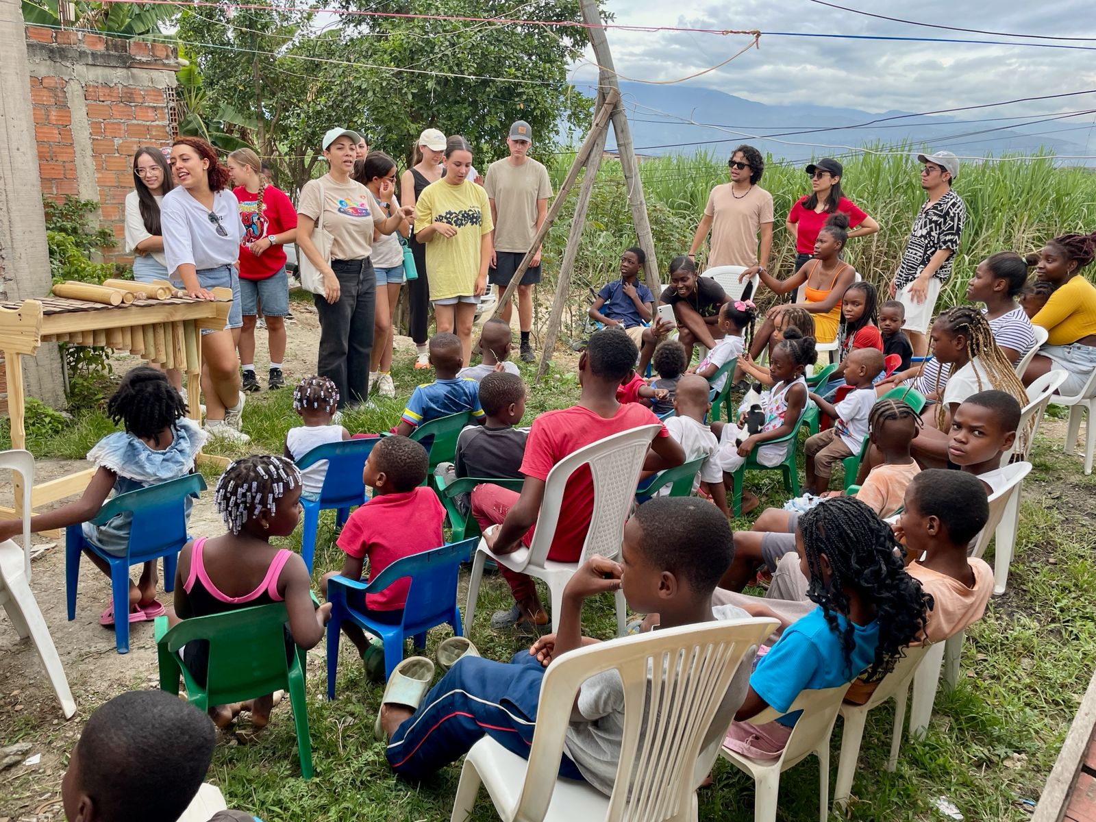 Niños de EnCasa Kids escuchando una actividad al aire libre