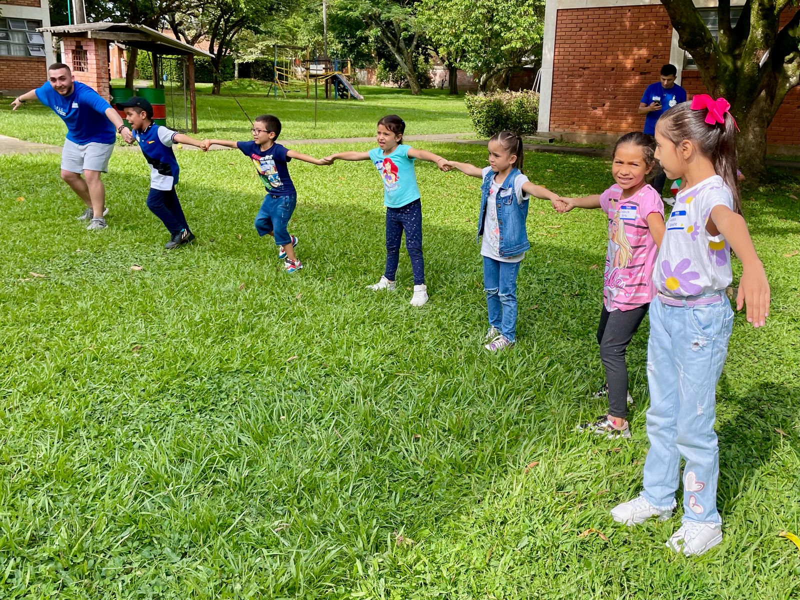 Niños de EnCasa Kids jugando en grupo al aire libre