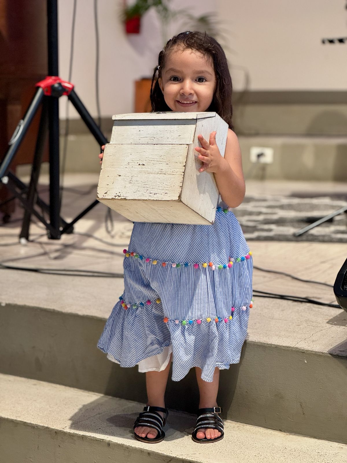 Niña de EnCasa Kids sonriendo durante una actividad en la iglesia