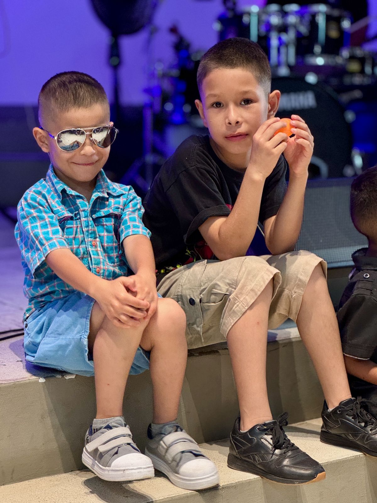 Niños de EnCasa Kids sentados durante una actividad en la iglesia